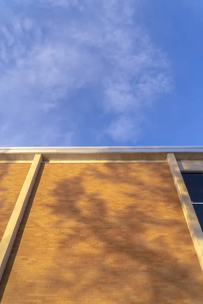 푸른 하늘에 대 한 그림자와 함께 건물의 벽 — 스톡 사진