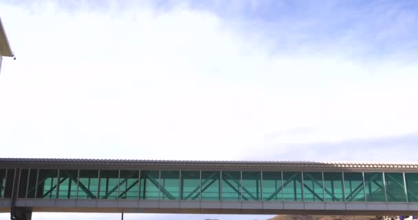 Skybridge between two building with people walking — Stock Video