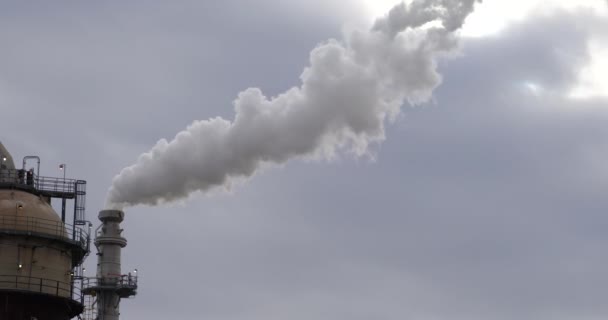 Cierre de humo o vapor que sale de la refinería — Vídeo de stock