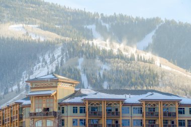 Park City'de pistlerle dağa karşı bina
