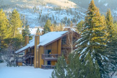 Park City Utah karlı bir dağda Kabin