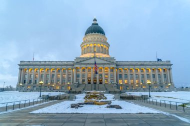 Kışın Utah Devlet Sermaye Binası Cephesi