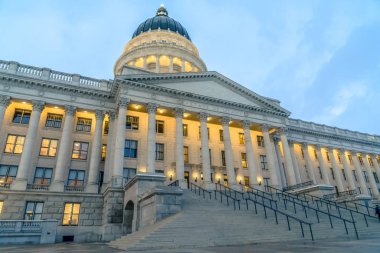 Grand Utah Devlet Sermaye Binası mavi gökyüzüne karşı