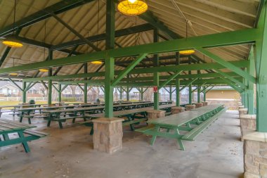 Uzun piknik masaları ve banklar ile Pavyon