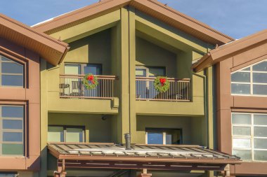 Park City balkonlarda yay lı basit çelenkler