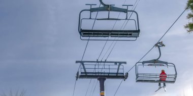 Park City Utah'ta telesiyejde tek başına binen kayakçı