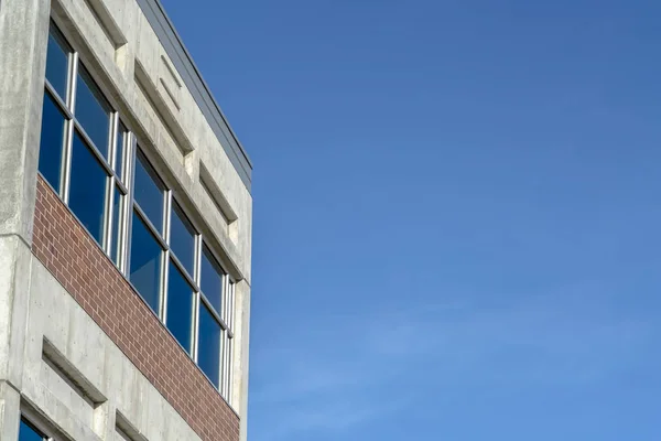 Un edificio de hormigón con fondo de cielo azul — Foto de Stock