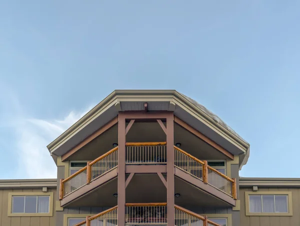 Edificio con balcones contra el cielo en Park City — Foto de Stock