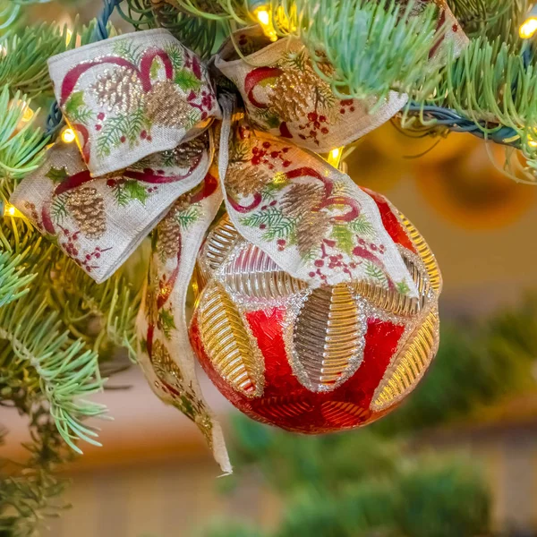 Bauble abbellito e nastro su un albero di Natale — Foto Stock