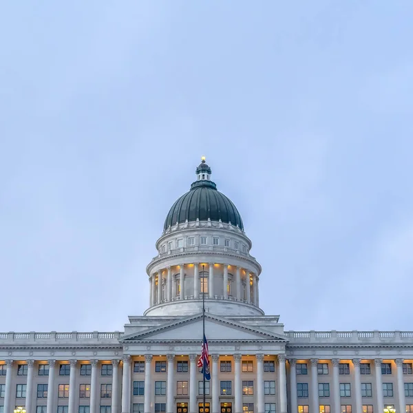 Drapeaux devant le bâtiment de la capitale de l'Utah — Photo