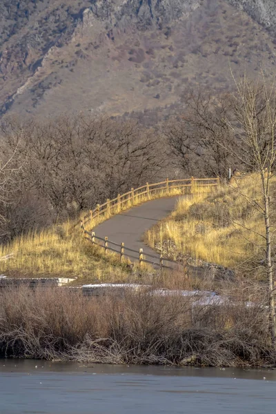 Carretera curva estrecha con vista al lago y a la montaña — Foto de Stock