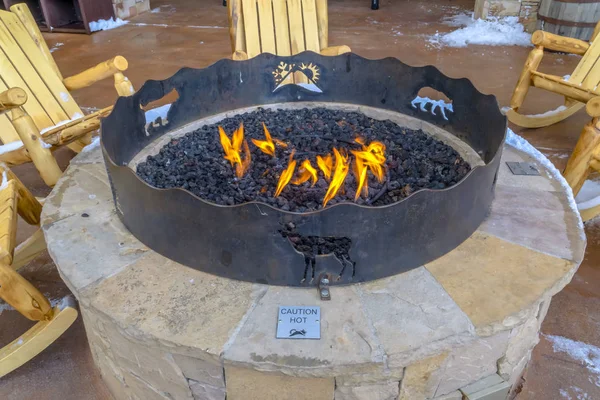 나무 흔들 의자로 둘러싸인 둥근 화재 구덩이 — 스톡 사진