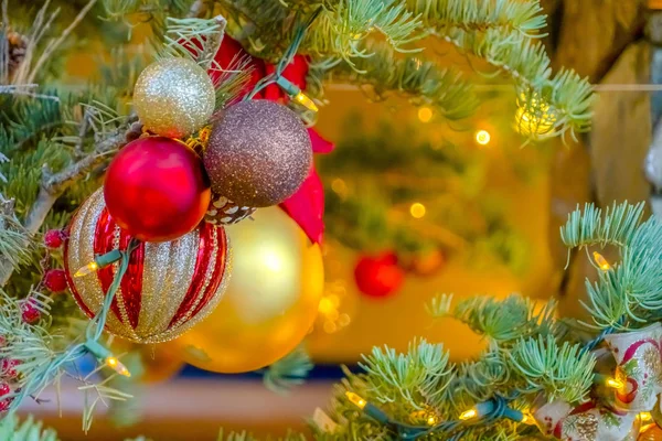 Brilli luccicanti e luci su un albero di Natale — Foto Stock