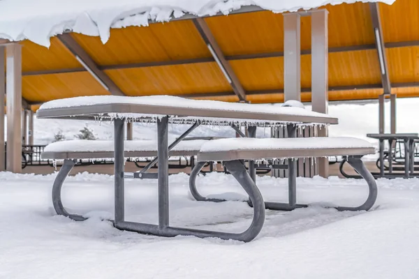 Telhado nevado e mesa com assentos em Eagle Mountain — Fotografia de Stock