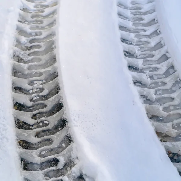 Reifenspuren auf schneebedeckter Straße in Adlerberg — Stockfoto