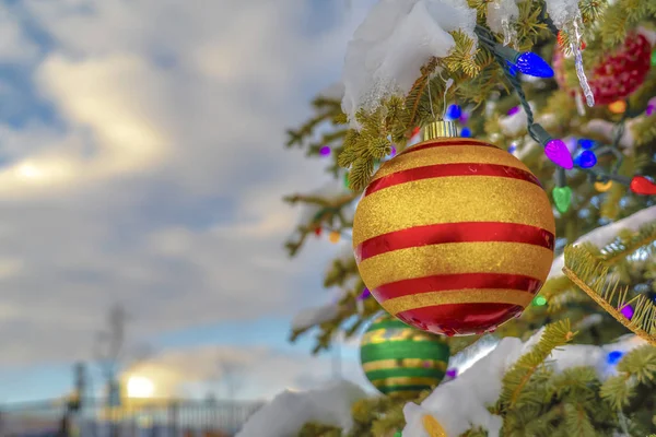 Albero decorato con palline e luci di Natale — Foto Stock