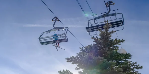 在犹他州, 顶部与滑雪缆车和明亮的天空 — 图库照片