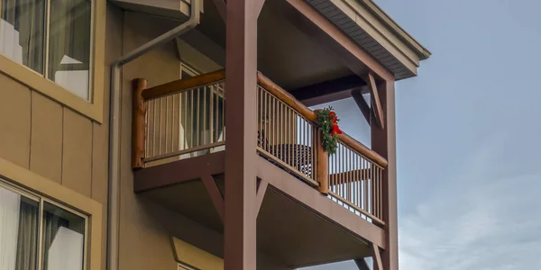 Wreath on wooden railing of building against sky — Stock Photo, Image