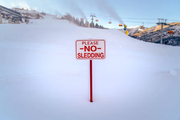 Bitte kein Rodelschild gegen Schnee und Skilifte — Stockfoto