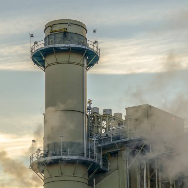 Utah Vadisi'ndeki bir elektrik santralinden duman çıkıyor