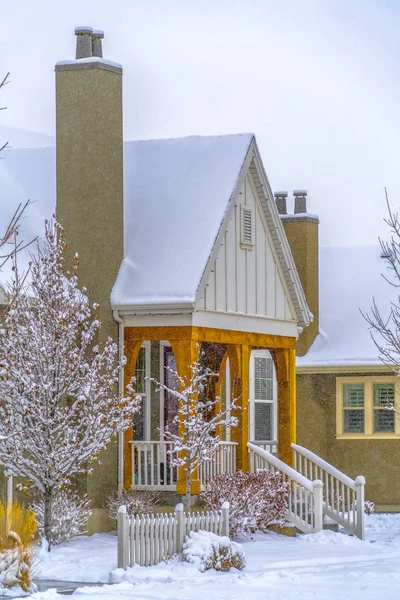 Schönes Haus bei Tagesanbruch mit Schnee bedeckt — Stockfoto