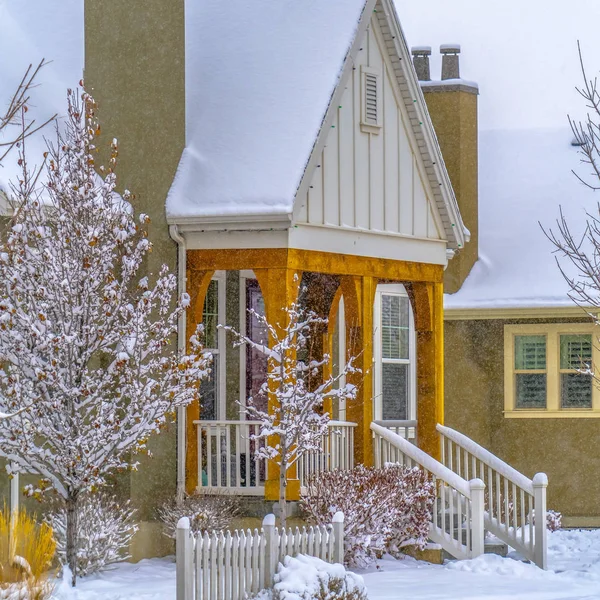 Schönes Winterhaus bei Tagesanbruch im Dezember — Stockfoto