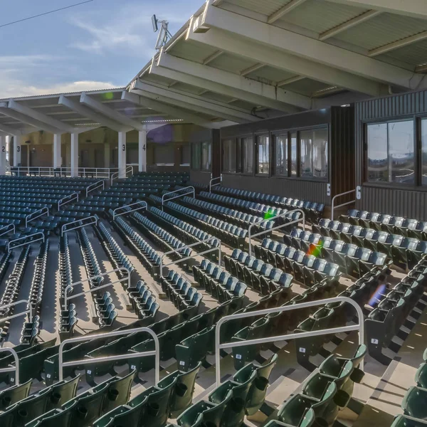 Židle a pokoje na stadionu proti modrému nebi — Stock fotografie