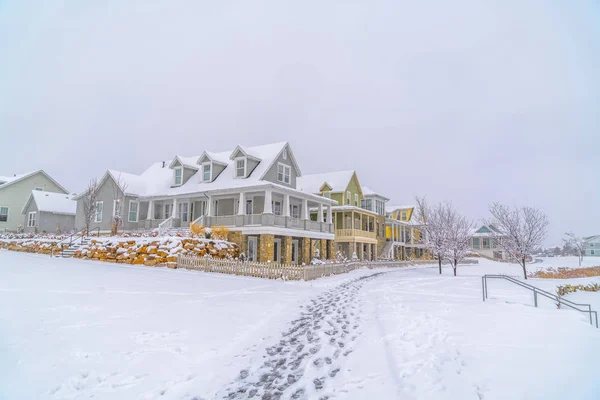 Huellas en el paisaje cubierto de nieve en invierno — Foto de Stock