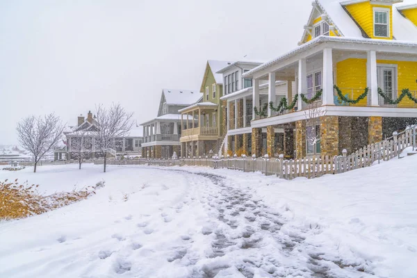 Sendero cubierto de nieve con huellas en el amanecer — Foto de Stock