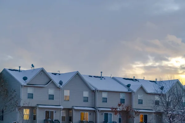 Casas nevadas em Eagle Mountain contra o céu nublado — Fotografia de Stock