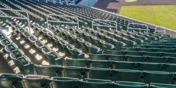 Sportovní aréna s úrovněmi sluncem osvětlených prázdných sedadel — Stock fotografie
