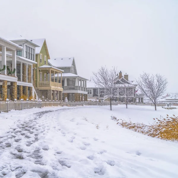 Paisaje invernal con casas y huellas en Utah — Foto de Stock