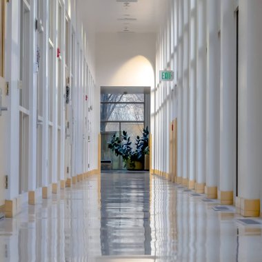 Çıkış tabelası ile modern bina iç koridor