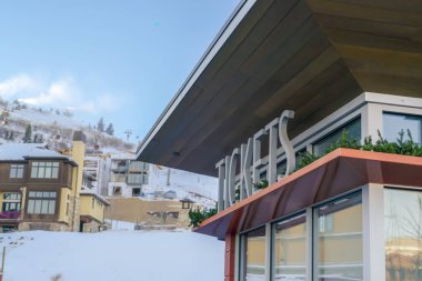 Utah'ta karla kaplı kayak merkezinde bilet gişesi