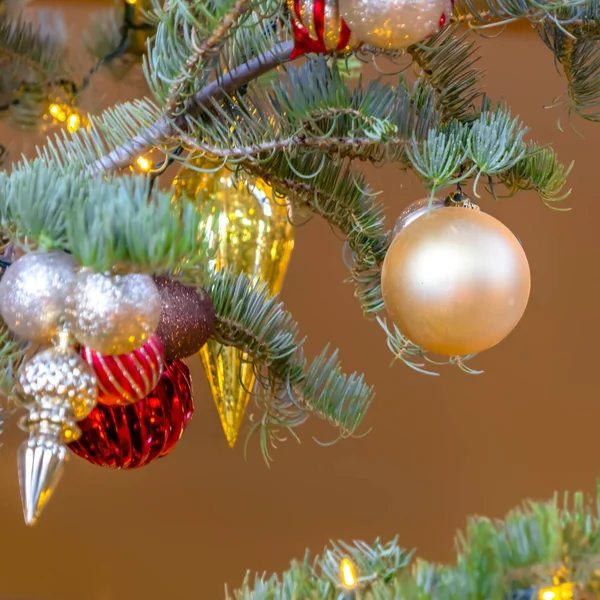 Bellissimi ornamenti appesi su un albero di Natale — Foto Stock