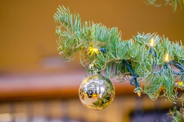 Albero di Natale con bauble lucido e luci morbide — Foto Stock