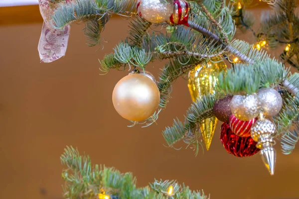 Podrobnosti o vánočním stromku s půvabnou výzdobou — Stock fotografie