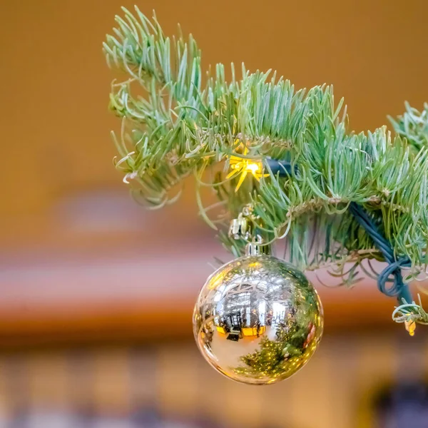 Bauble riflettente e luci su un albero di Natale — Foto Stock
