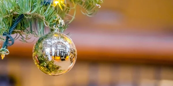 Reflecterende bauble opknoping op een kerstboom — Stockfoto