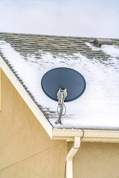 Vista exterior de uma casa com uma pequena antena parabólica no canto do telhado — Fotografia de Stock