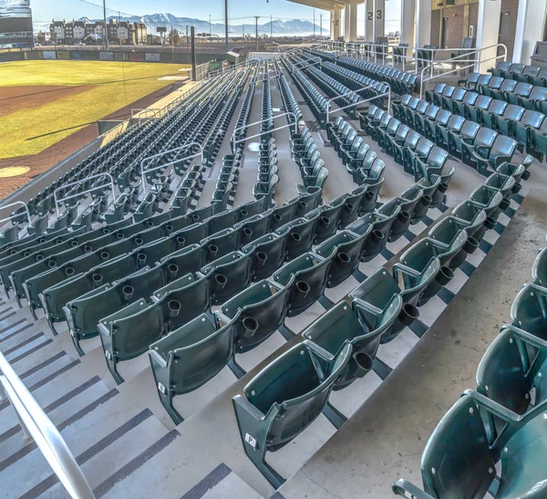 Warstwowe siedzenia i oglądanie pomieszczeń na boisku baseball oglądane w słoneczny dzień — Zdjęcie stockowe