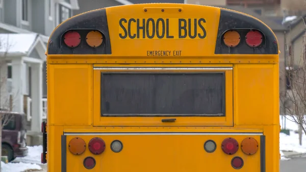 Желтый школьный автобус с прямоугольным стеклом и несколькими сигнальными огнями сзади — стоковое фото