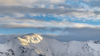 Berrak Panorama Kışın toz beyaz karla kaplı olağanüstü güneşli dağ