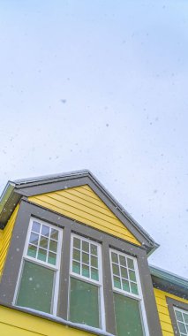 Kışın bulutlu gökyüzü arka plan ile Daybreak Utah bir ev Clear Dikey Dış