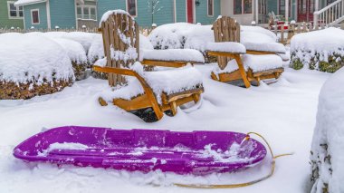 Panorama Mor kızak ve ahşap sandalyeler Daybreak kış aylarında karla çevrili