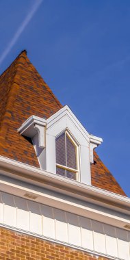 Açık Dikey Çatı ve arka planda canlı mavi gökyüzü ile bir binanın çan kulesi