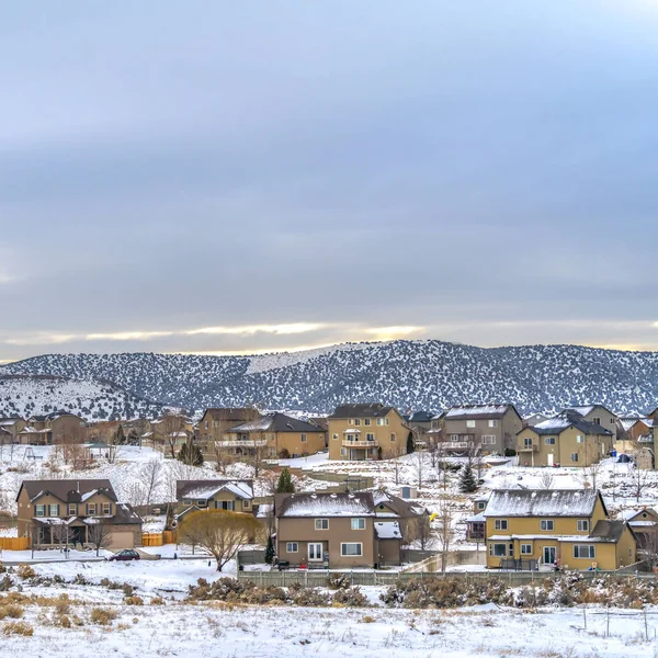 Square Frosty ville avec des maisons qui contrastent avec la couverture de neige en hiver — Photo