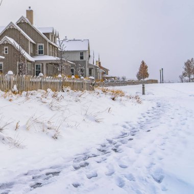 Daybreak Utah bir wintry manzara üzerinde picket çitler ile Clear Square Gorgeous evler