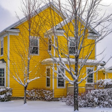 Daybreak Utah kış aylarında karla kaplı bir manzara üzerinde Clear Square Charming evleri