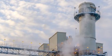 Utah Vadisi gökyüzüne yükselen buhar ile bir Elektrik Santrali Kule ve binalar